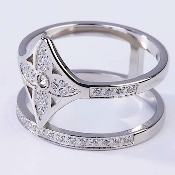 Silver Luxury Four Leaf Clover Pave Zircon Ring - Picture 3 of 5